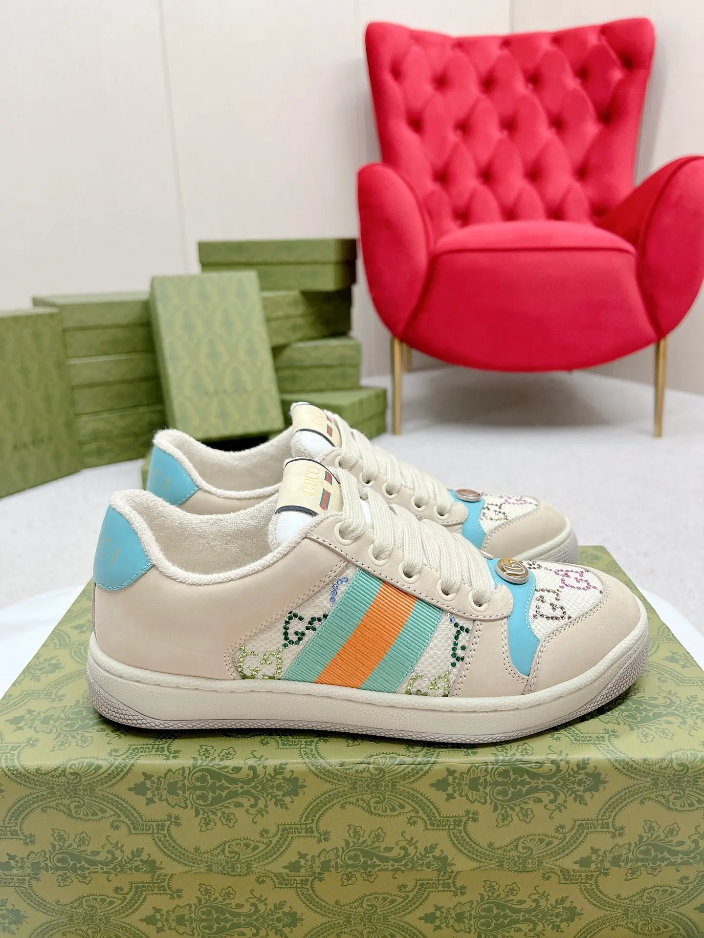 👟👟Ex-factory price 480👟👟 Gucci————Purchase version GG series distressed dirty shoes-hot style is coming! 9 times out of 10 sales, you will definitely get the money. Ready stock! Spot goods! Spot goods! New colors added - the ultimate version on the market! Purchase the original version and develop it... fabric, material, outsole, and details can be compared at will! Open-mold Swarovski one-to-one replica rhinestone chain...Metal cherry pendant...Metal double G crystal cylindrical mark...Gucci original customized narrow webbing...Super flash series - flash diamond chain. The cherry decoration is detachable and can be changed into two to match with each other to show your personality. Exclusive color-brushed cowhide fabric. Hand-made distressed is very textured and has a sense of luxury! The details of the workmanship can be seen in the drawings, and no line is missed. The original terry cloth is delicate, soft and more comfortable and breathable. The privately stamped two-color original TPU outsole (lower layer is wider, upper layer is narrower). Matching packaging⭐️ Size: Female 35-40 (Female 41 customized)